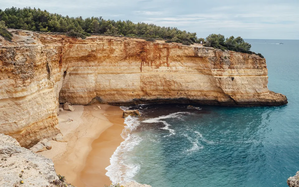 Gouden kliffen en een strand aan de Algarvekust in Portugal