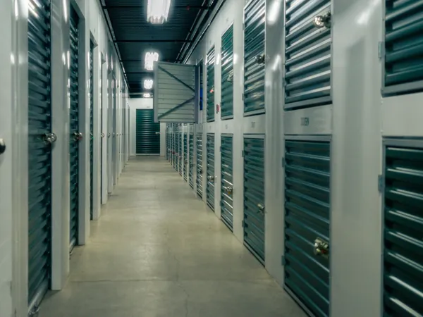 Gang in een self-storagegebouw met rijen opslagboxen