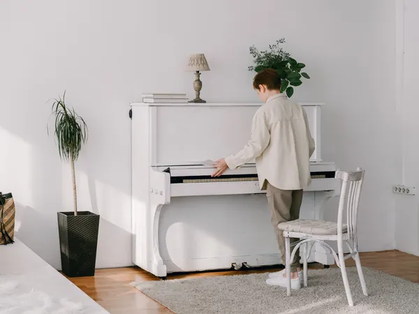 Witte piano in een lichte woonkamer